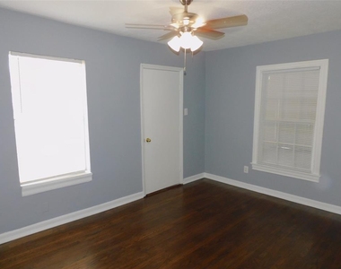 816 Avenue A - Photo Thumbnail 3