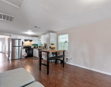 8314 Brandon Street - Photo Thumbnail 11