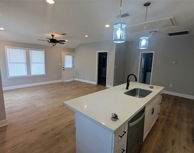 7521 Laredo Street - Photo Thumbnail 2