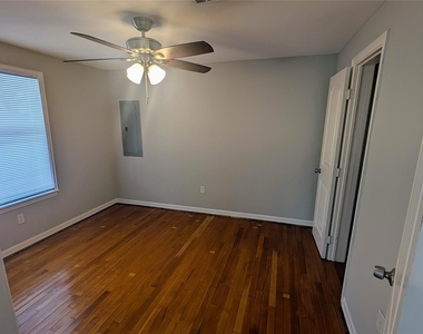 7521 Laredo Street - Photo Thumbnail 4