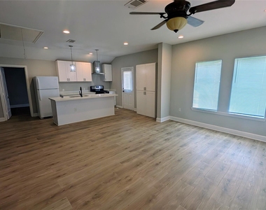 7521 Laredo Street - Photo Thumbnail 3