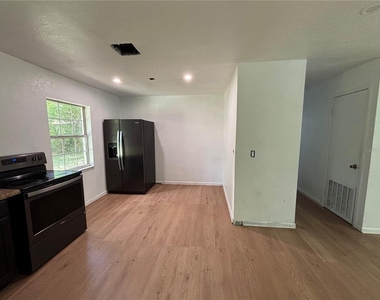 205 S Chandler Avenue - Photo Thumbnail 5