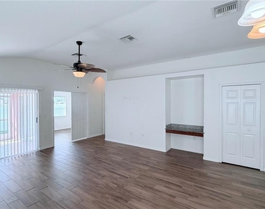 31205 Bridgegate Drive - Photo Thumbnail 7