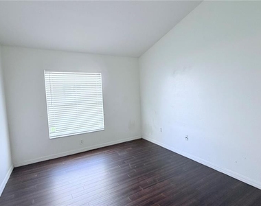 31205 Bridgegate Drive - Photo Thumbnail 20