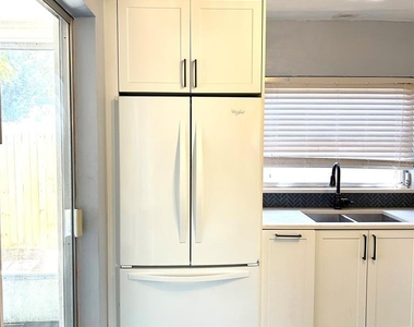 2152 Greenbriar Boulevard - Photo Thumbnail 7