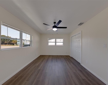 5937 38th Avenue N - Photo Thumbnail 17