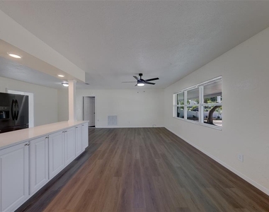 5937 38th Avenue N - Photo Thumbnail 7