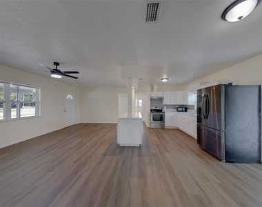 5937 38th Avenue N - Photo Thumbnail 6