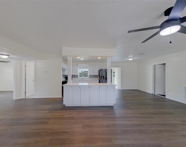 5937 38th Avenue N - Photo Thumbnail 8