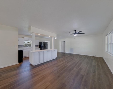 5937 38th Avenue N - Photo Thumbnail 4