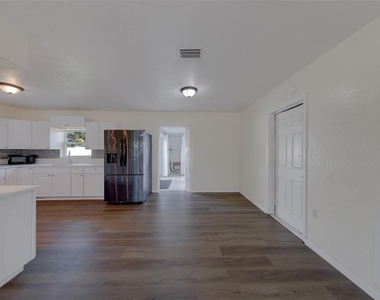 5937 38th Avenue N - Photo Thumbnail 9