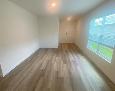 11519 Memorial Drive - Photo Thumbnail 5