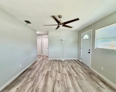 4406 W Trilby Avenue - Photo Thumbnail 8