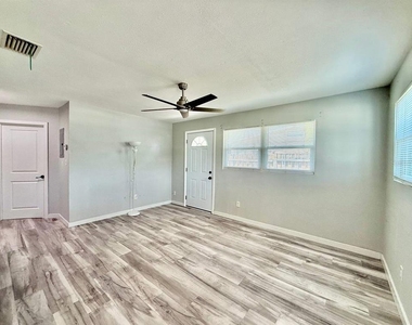 4406 W Trilby Avenue - Photo Thumbnail 9