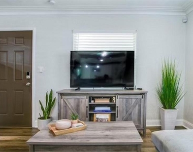 4629 4th Avenue N - Photo Thumbnail 3