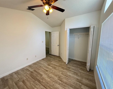 1221 Singleton Circle - Photo Thumbnail 9