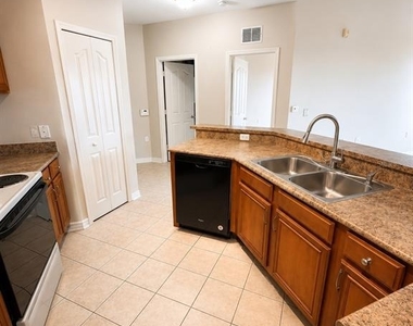 6157 Metrowest Boulevard - Photo Thumbnail 4