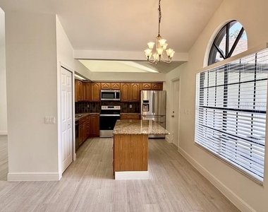 553 Walnut Grove Place - Photo Thumbnail 9