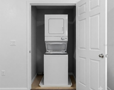 1561 Chelsea Drive - Photo Thumbnail 16