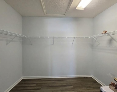 1561 Chelsea Drive - Photo Thumbnail 18