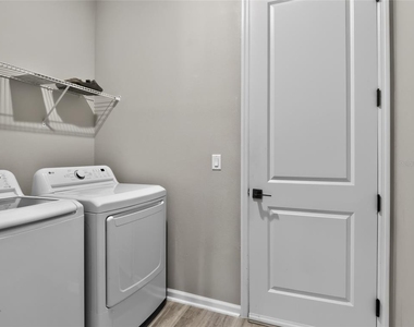 992 Griffon Avenue - Photo Thumbnail 11