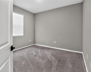 992 Griffon Avenue - Photo Thumbnail 12
