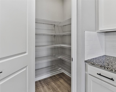 992 Griffon Avenue - Photo Thumbnail 9