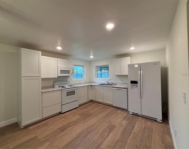 912 Lake Jessie Drive - Photo Thumbnail 9