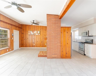 495 Avenue F Se - Photo Thumbnail 2