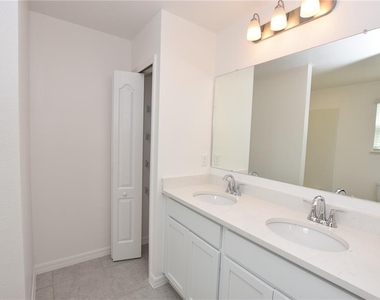 3905 Academia Avenue - Photo Thumbnail 23