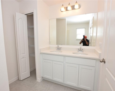 3905 Academia Avenue - Photo Thumbnail 25