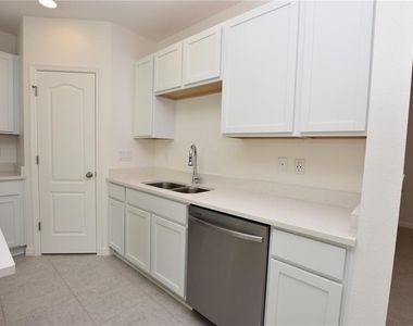 3905 Academia Avenue - Photo Thumbnail 3