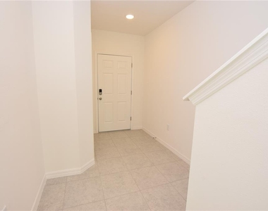 3905 Academia Avenue - Photo Thumbnail 16