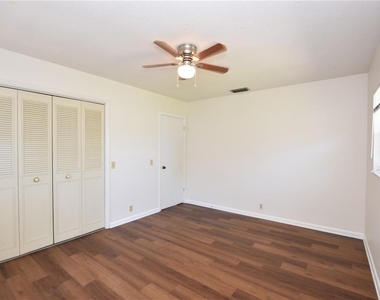204 Chaucer Lane - Photo Thumbnail 10