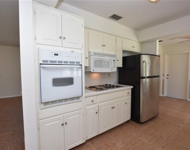 204 Chaucer Lane - Photo Thumbnail 3