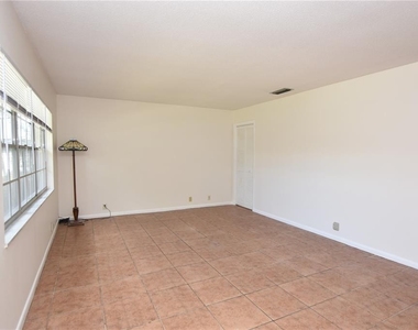 204 Chaucer Lane - Photo Thumbnail 6