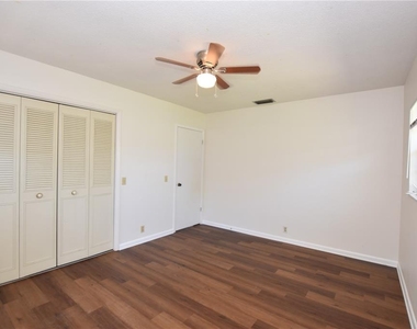 204 Chaucer Lane - Photo Thumbnail 9