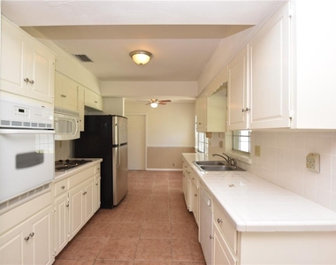 204 Chaucer Lane - Photo Thumbnail 4