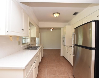 204 Chaucer Lane - Photo Thumbnail 1