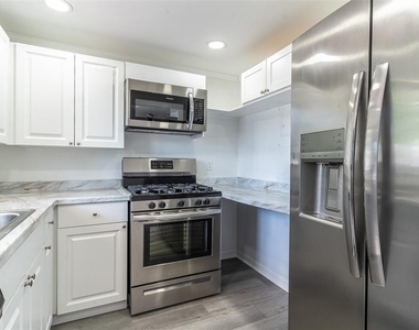 1100 Martinique Drive - Photo Thumbnail 5