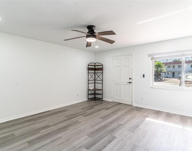 1100 Martinique Drive - Photo Thumbnail 8