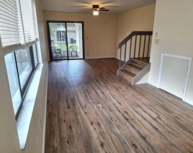 6111 Sw 8th Place - Photo Thumbnail 2