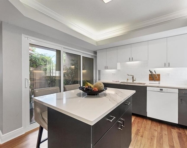 200 Cocoanut Avenue - Photo Thumbnail 2