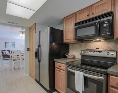 2907 Hyde Park Street - Photo Thumbnail 5
