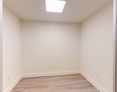 10 Hanover Square - Photo Thumbnail 2