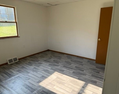 832 Delaware Ave - Photo Thumbnail 5