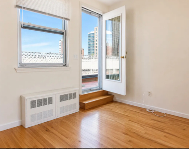 East 90tth Street - Photo Thumbnail 6
