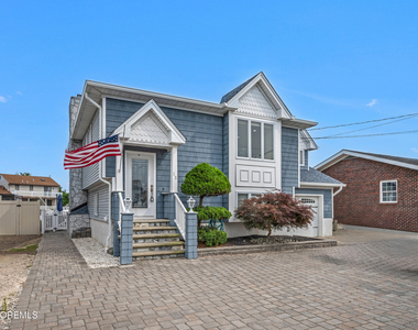 15 Seville Drive - Photo Thumbnail 2