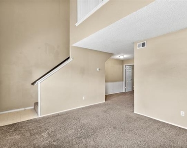 1140 Tyra Lane - Photo Thumbnail 4