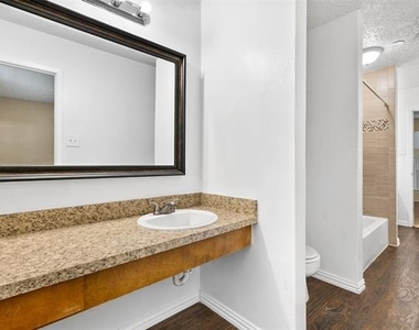 1140 Tyra Lane - Photo Thumbnail 15